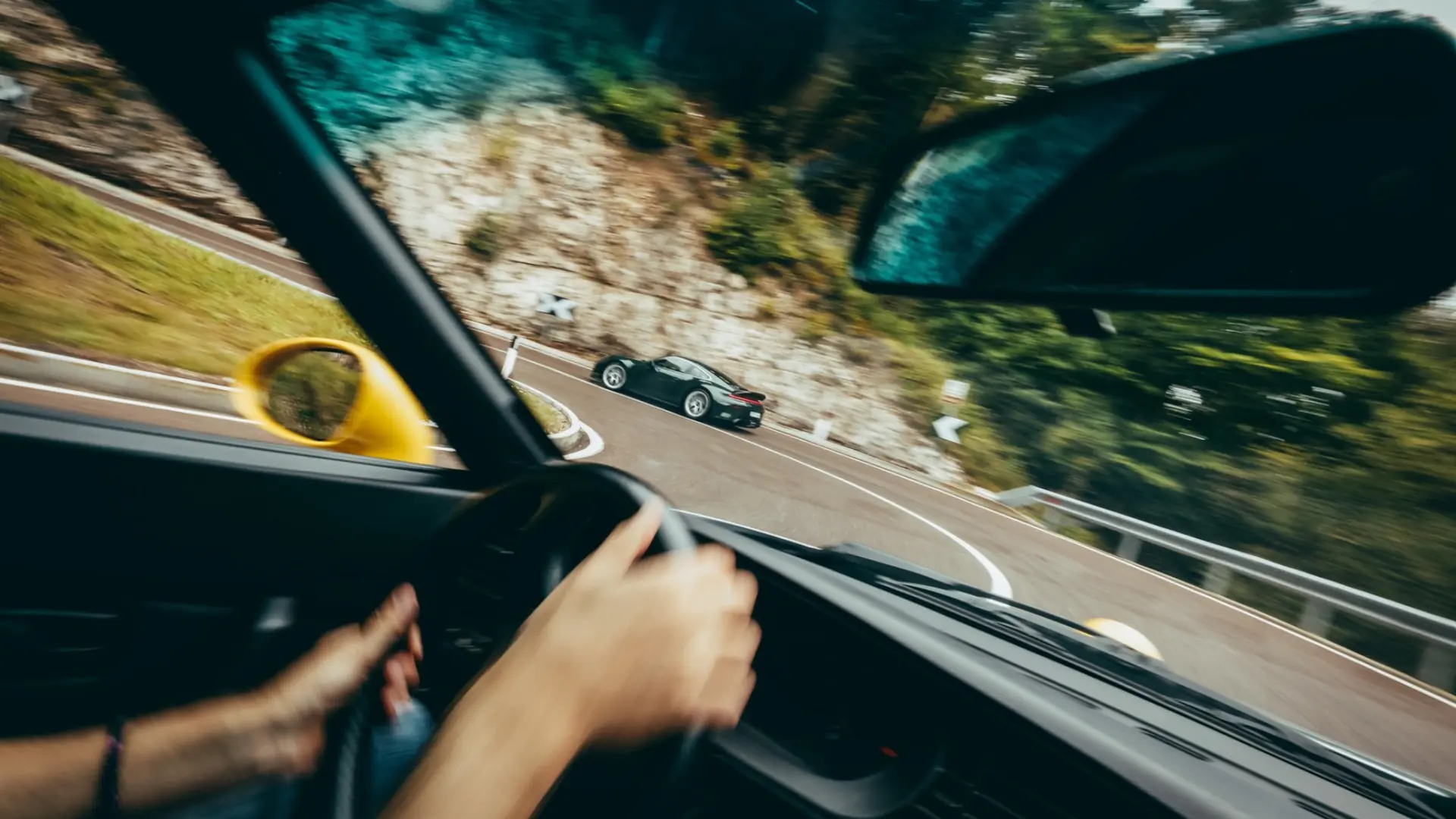 Fahrerperspektive auf einer kurvenreichen Bergstraße